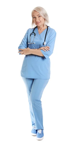 Retrato de comprimento total de médico fêmea em esfregaços isolados em branco. Pessoal médico — Fotografia de Stock