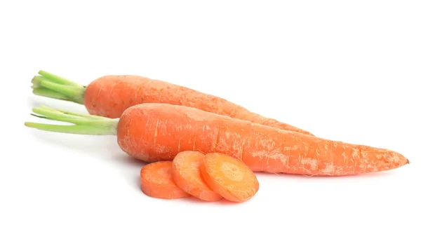 Ціла і нарізана стигла морква на білому тлі — стокове фото
