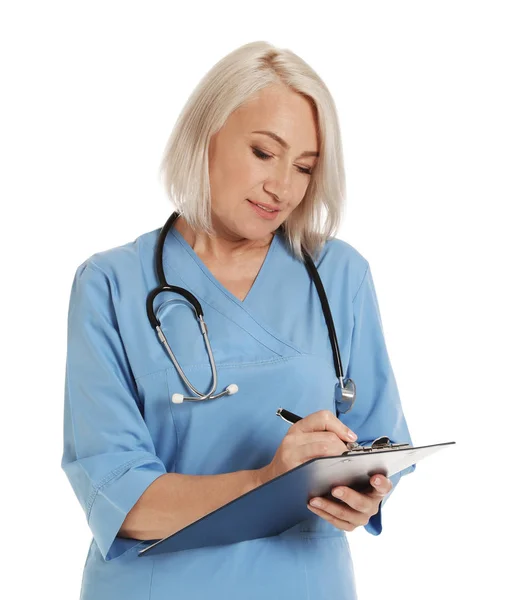 Beyaz üzerinde izole Pano ile Scrubs içinde kadın doktor portresi. Tıbbi personel — Stok fotoğraf