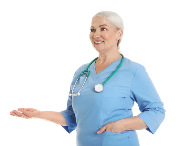 Retrato de médico feminino em esfregaços isolados em branco. Pessoal médico — Fotografia de Stock