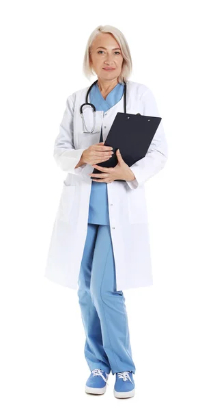 Retrato de comprimento total de médico feminino com área de transferência isolada em branco. Pessoal médico — Fotografia de Stock