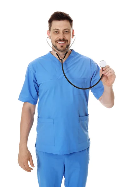 Портрет лікаря-чоловіка в скрабах зі стетоскопом ізольовано на білому. Медичний персонал — стокове фото