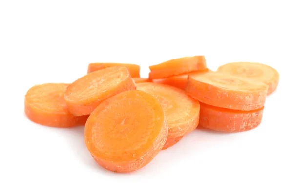 Scheiben frische reife Karotte auf weißem Hintergrund — Stockfoto