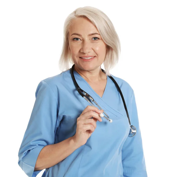 Retrato de médico feminino em esfregaços isolados em branco. Pessoal médico — Fotografia de Stock