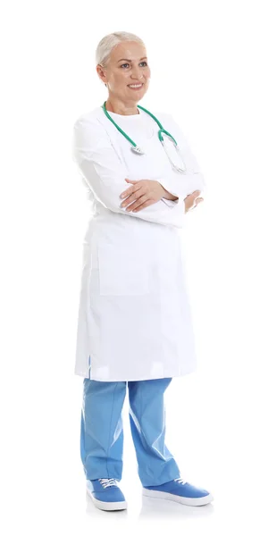 Retrato de comprimento total de médico feminino isolado em branco. Pessoal médico — Fotografia de Stock