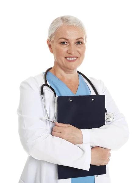 女医生的肖像与剪贴板查出在白色。医务人员 — 图库照片