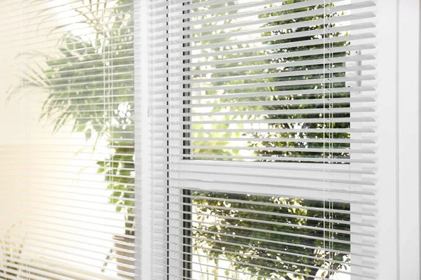 Açık beyaz yatay pencere jaluzi, çekim görünümü — Stok fotoğraf