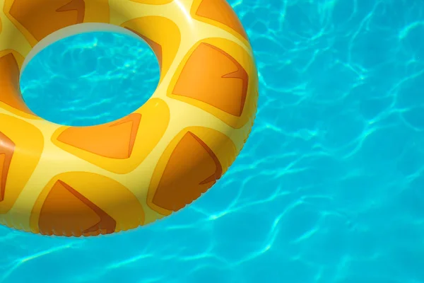 Яркое надувное кольцо, плавающее в бассейне в солнечный день. Пространство для текста — стоковое фото