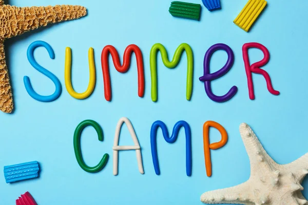 Flache Liegekomposition mit Text Sommerlager aus Modelliermasse auf farbigem Hintergrund — Stockfoto
