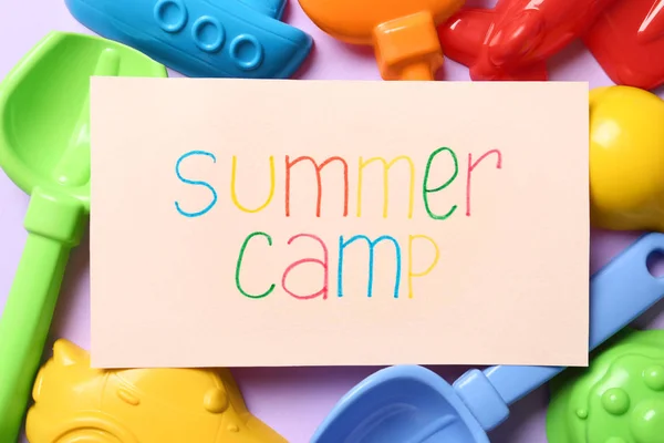 Kaart met tekst zomerkamp en verschillende zand mallen op kleur achtergrond, plat lag — Stockfoto