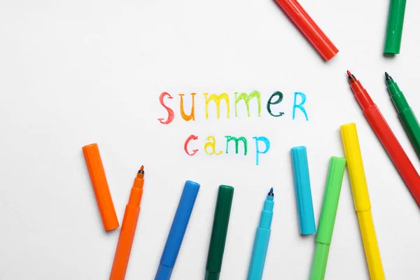 Tekst Summer Camp i kolorowe długopisy z filcu na białym papierze, płaskie lay — Zdjęcie stockowe