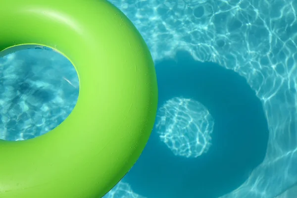 Güneşli günde yüzme havuzunda yüzen parlak şişme yüzük. Metin alanı — Stok fotoğraf