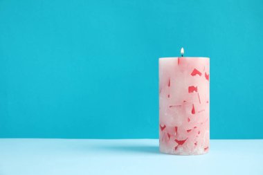 Renk arka planda Alight Wax mum. Metin alanı