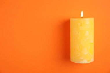 Renk arka plan üzerinde metin için Alight Wax mum ve alan