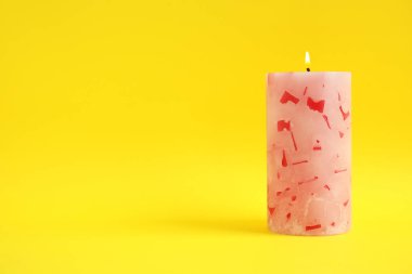 Renk arka planda Alight Wax mum. Metin alanı