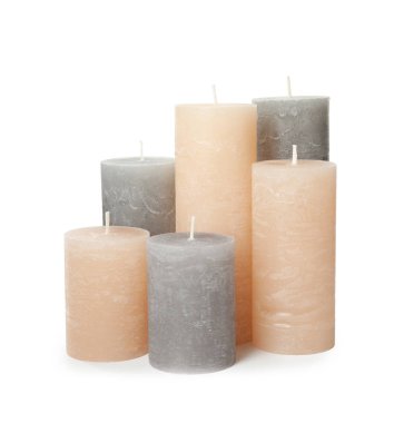 Beyaz arka planda birçok renk mumlar