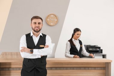 İşyerinde profesyonel üniformalı genç resepsiyonistler
