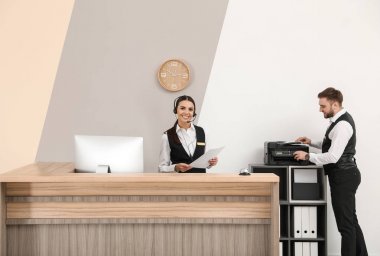 İşyerinde profesyonel üniformalı genç resepsiyonistler