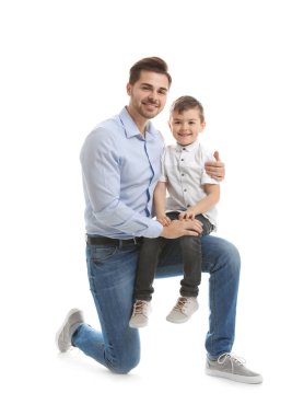 Beyaz üzerinde izole baba ve oğlu portresi