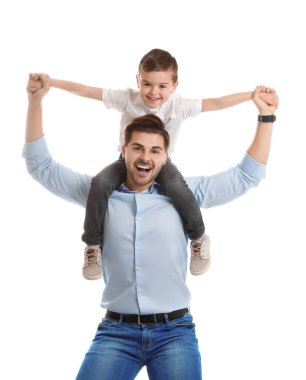 Beyaz üzerinde izole oğlu ile oynayan baba portresi