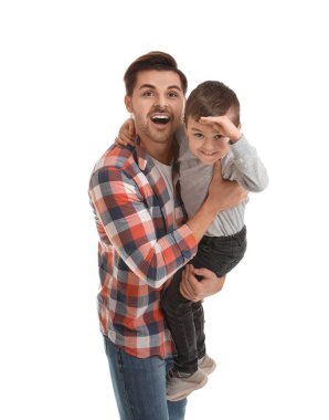 Beyaz üzerinde izole oğlu ile oynayan baba portresi