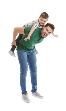 Beyaz üzerinde izole oğlu ile oynayan baba portresi