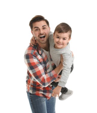 Beyaz üzerinde izole oğlu ile oynayan baba portresi