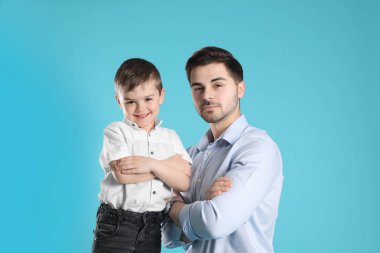 Renk arka planda Baba ve oğlu portresi