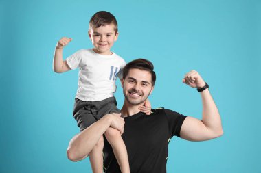 Renkli arka planda sportif baba ve oğlu portresi