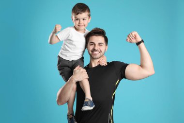 Renkli arka planda sportif baba ve oğlu portresi