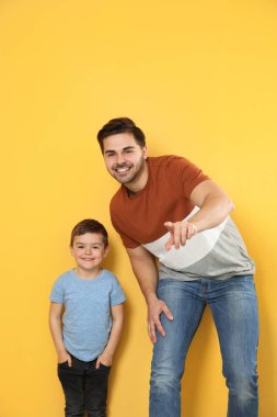 Renk arka planda Baba ve oğlu portresi