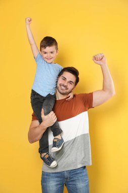 Renk arka plan üzerinde duygusal baba ve oğlu portresi