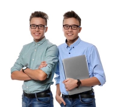 Beyaz arka planda gözlük ile Teenage ikiz kardeşler