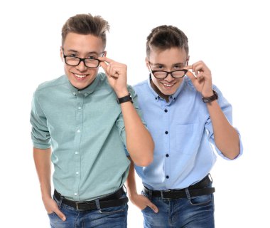 Beyaz arka planda gözlük ile Teenage ikiz kardeşler
