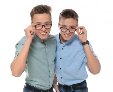 Beyaz arka planda gözlük ile Teenage ikiz kardeşler