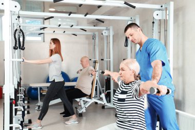 Rehabilitasyon merkezinde fizyoterapist gözetiminde egzersiz yapmak