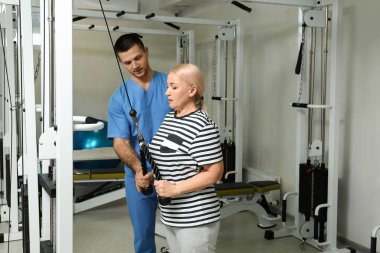 Rehabilitasyon merkezinde fizyoterapist gözetiminde egzersiz yapmak