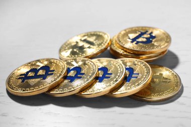 Hafif ahşap masa üzerinde altın bitcoins, closeup. Dijital para birimi