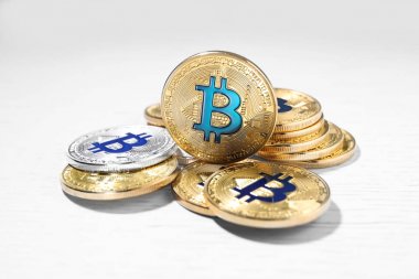 Tahta masada altın ve gümüş bitcoinler, yakın çekim. Dijital para birimi