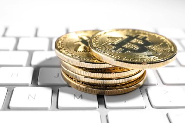 Beyaz bilgisayar klavyesi üzerinde altın bitcoins, closeup görünümü