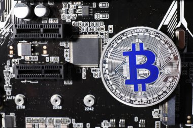 Bilgisayar devre kartında gümüş bitcoin, üst görünüm. Metin için alan