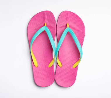 Beyaz arka planda parmak arası terlik çifti, üst görünüm. Plaj aksesuarları