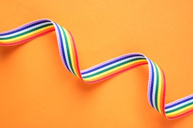 Renkli arka planda parlak gökkuşağı şerit, üst görünüm. Gay topluluğun sembolü