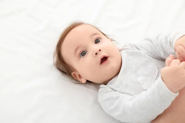 Yatakta yatan sevimli bebeğin portresi. Metin için alan — Stok fotoğraf