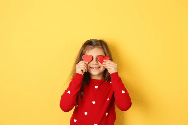 Retrato de menina com corações decorativos no fundo de cor — Fotografia de Stock