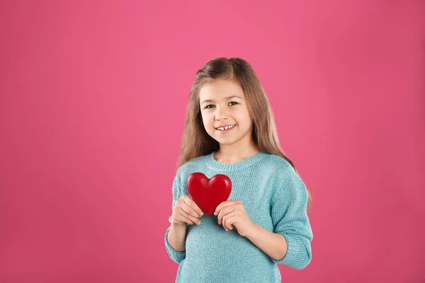 Ritratto di ragazza con cuore decorativo su sfondo a colori — Foto Stock