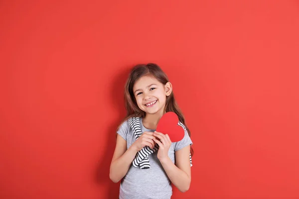 Portrait de fille avec coeur en papier sur fond de couleur — Photo