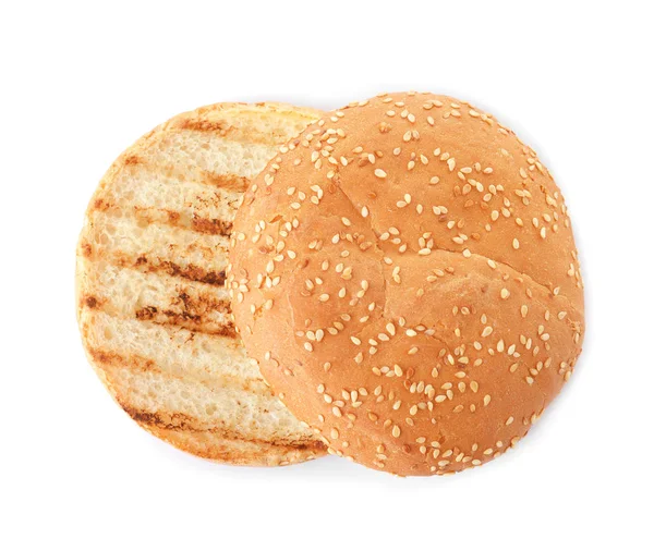 Pan de hamburguesa a la parrilla aislado en blanco, vista superior — Foto de Stock