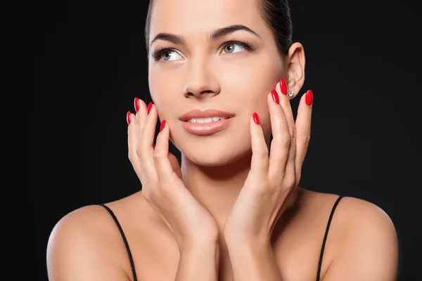 Hermosa joven con manicura brillante sobre fondo negro, primer plano. Tendencias de esmalte de uñas —  Fotos de Stock