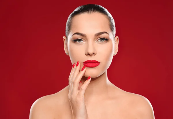 Retrato de una hermosa mujer joven con manicura brillante sobre fondo de color. Tendencias de esmalte de uñas —  Fotos de Stock